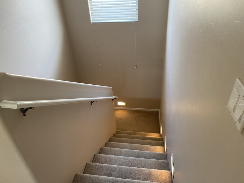 Building Photo - 1126 E Mt Shibell Dr