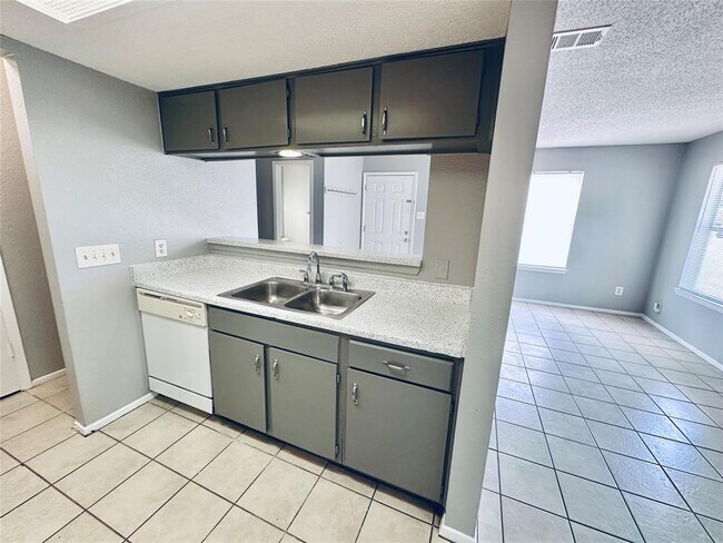Building Photo - 5305 Woodland Oaks Ct