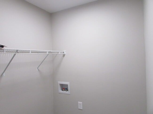 Building Photo - Charming 2BD/1BA Garden-Style Apartment
