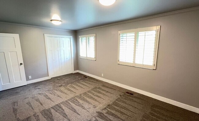 Building Photo - Large home with spectacular Salt Lake City views