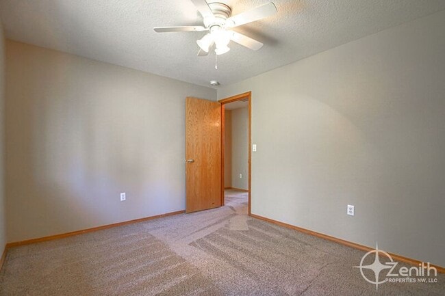 Building Photo - 3907 SE Sunrise Dr