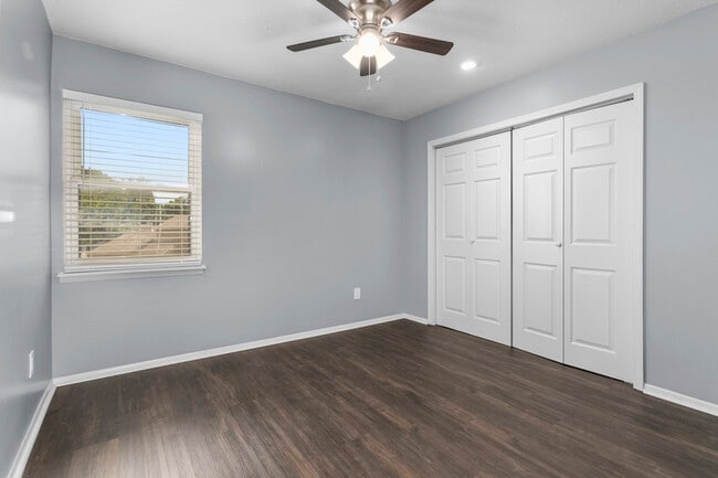 Building Photo - 561 NW Valleybrook Rd