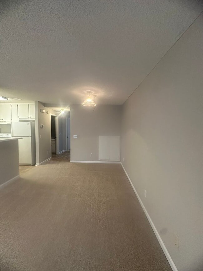 Building Photo - Foxhill Commons!!  NEW CARPET..