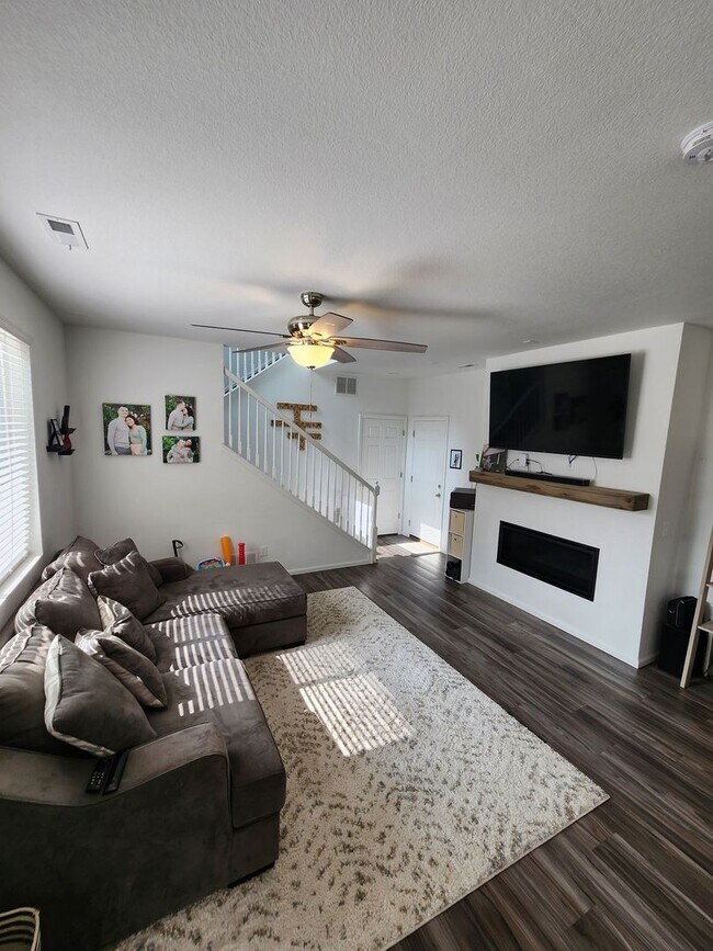 Building Photo - Beautiful 3-Bed, 3-Bath Home on a Spacious...