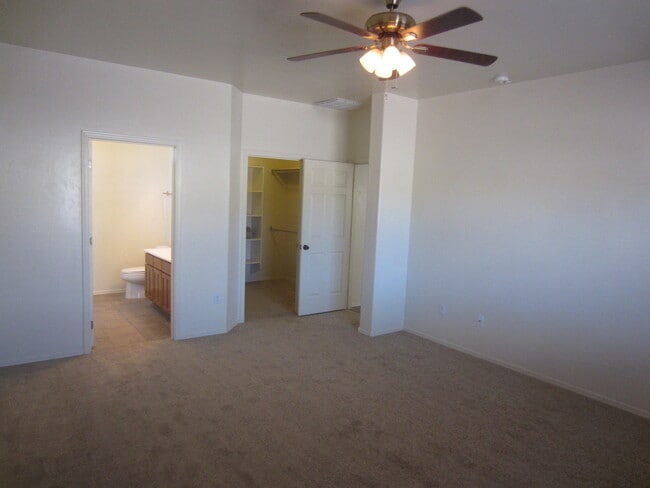 Building Photo - AVAILABLE NOW! Handsome 3 Bedroom 2 Bath V...