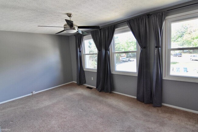 Building Photo - 3 br, 1.5 bath Townhome - 2953 Rushbury Drive