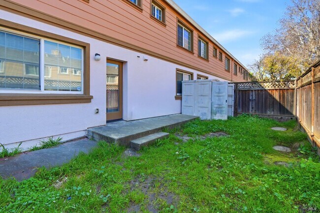 Building Photo - 712 Daniels Ave