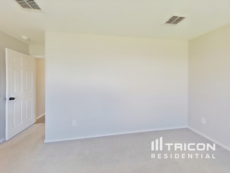 Building Photo - 1301 Water Lily Dr