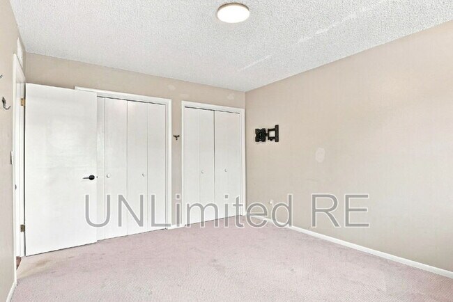 Building Photo - 2700 W Lynette Dr