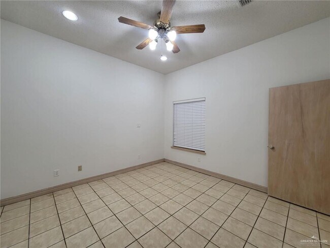 Building Photo - 417 E Bluebird Ave