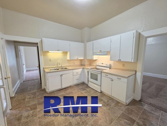 Building Photo - Charming 4-Bedroom