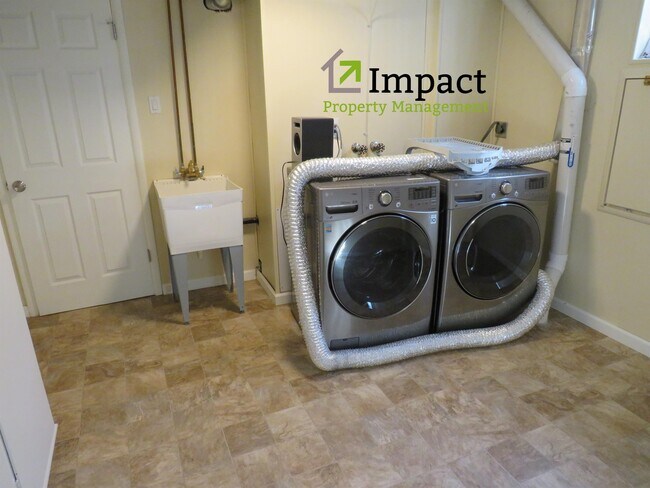 Building Photo - 5564 E Utah Pl