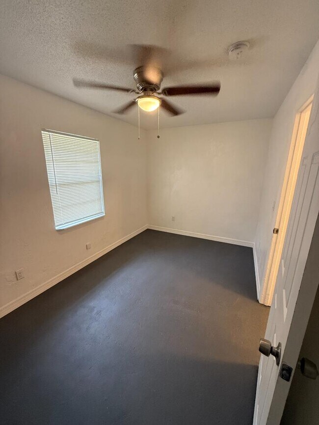 Building Photo - 1587 Sunset Ln