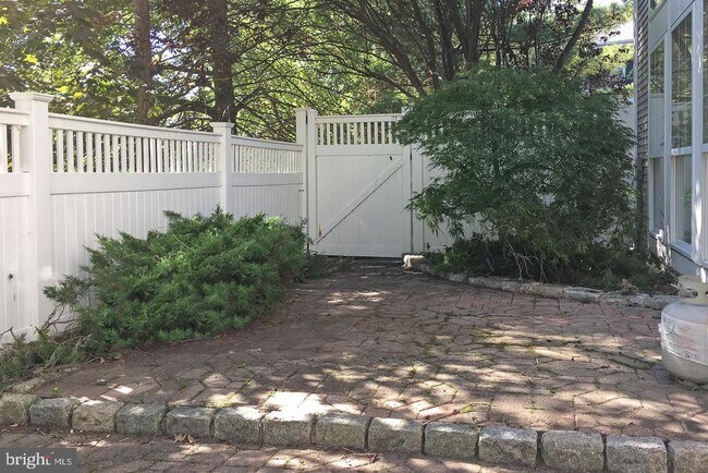 Building Photo - 109 Deer Run Ct