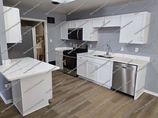 Building Photo - Updated 2 Bedroom Townhome