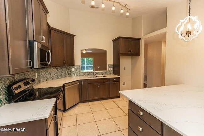 Building Photo - 12 Peruvian Ln