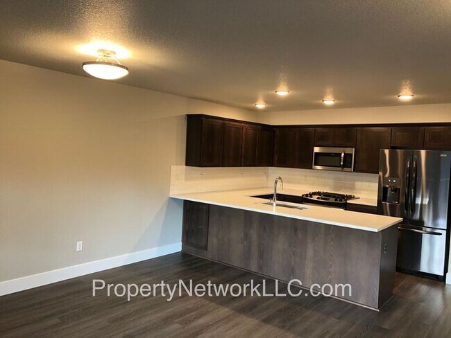 Building Photo - Outstanding Townhouse in Sandy Oregon