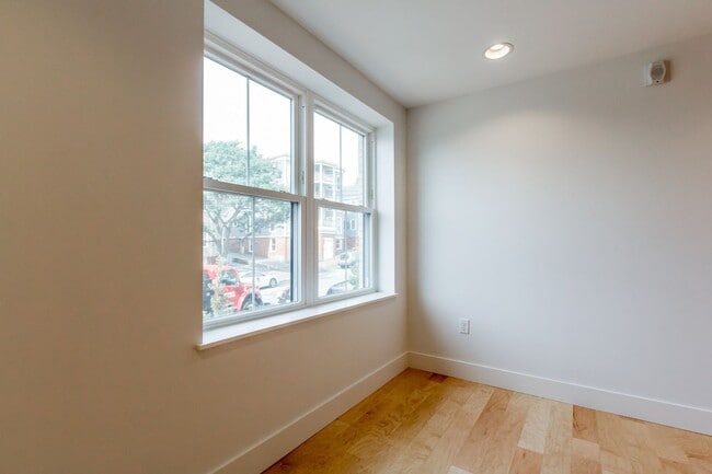 Building Photo - 1BR/1BA - Beautiful Updated Condo in Downtown Portland