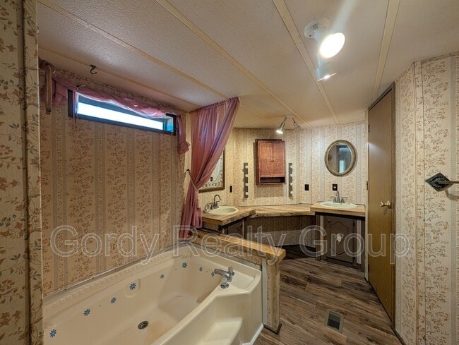 Building Photo - 6511 Blue Springs Rd