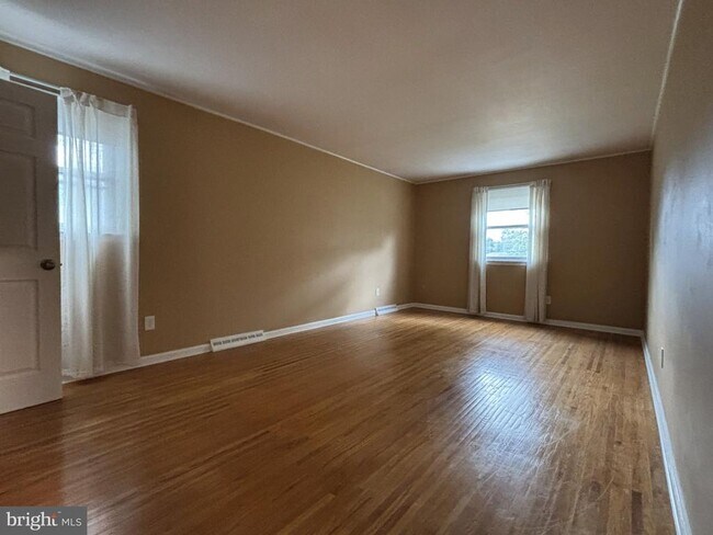 Building Photo - 415 Monmouth Dr