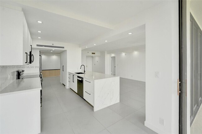 Building Photo - 20281 E Country Club Dr