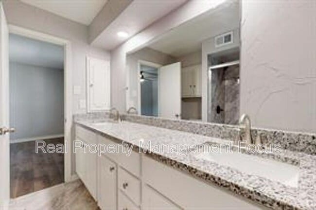 Building Photo - 14724 Overview Dr