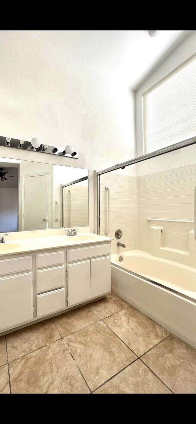 Building Photo - 3639 Russian Olive St