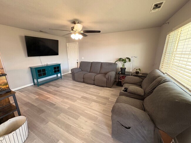 Building Photo - Updated 3 Bedroom Home in Hanford