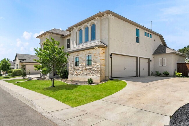 Building Photo - Charming Home Awaits: Spacious & in a Prime Location