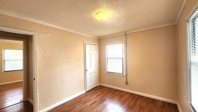 Building Photo - 2 Bed 1 Bath 1 Car  Detached Garage in Chesser Addn Midwest City