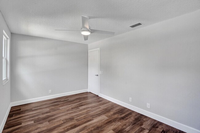 Building Photo - 9821 NW 5th Pl