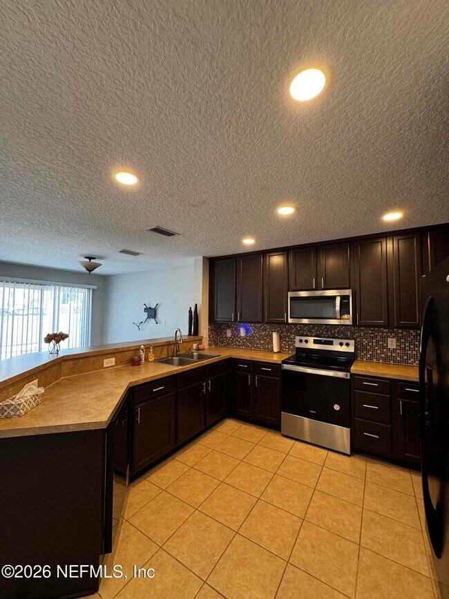 Building Photo - 1052 N Black Cherry Dr