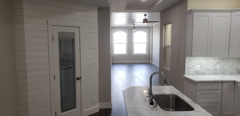 Building Photo - 105 E 5th St