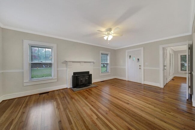 Building Photo - Lovely Brick Ranch Home Close to Uptown Ch...