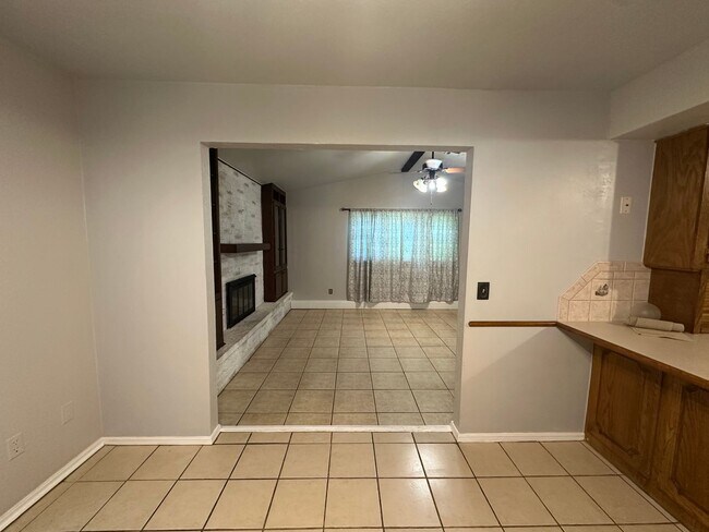 Building Photo - 312 S Avery Dr