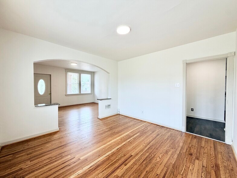 Building Photo - 4840 Gardenville Ave