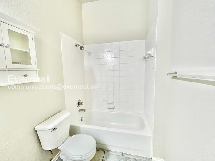Building Photo - 233 Wagon Wheel Dr