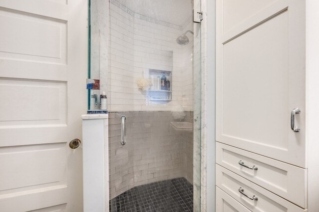 Building Photo - 993 Memorial Dr