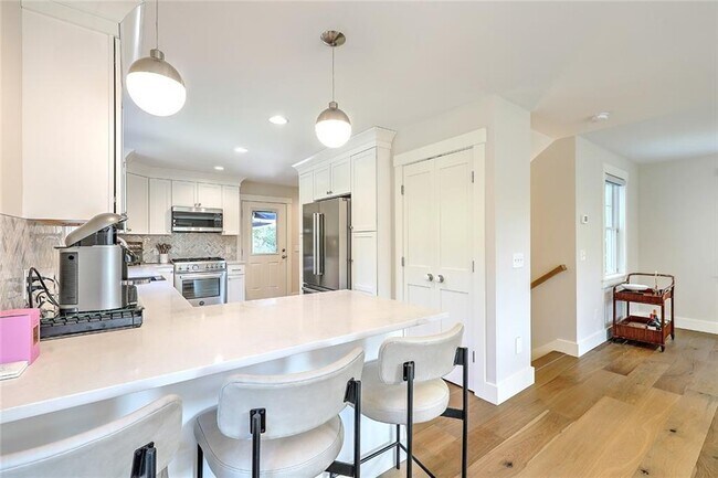 Building Photo - 137 Rosebriar Ave