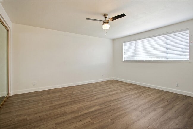 Building Photo - 8062 Woodglen Cir