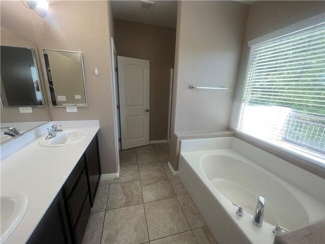 Building Photo - Move in Ready 2 Story 3 bedroom home SW