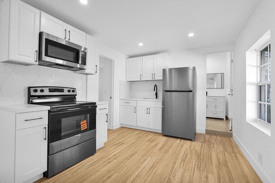 Building Photo - 2419 Coolidge St