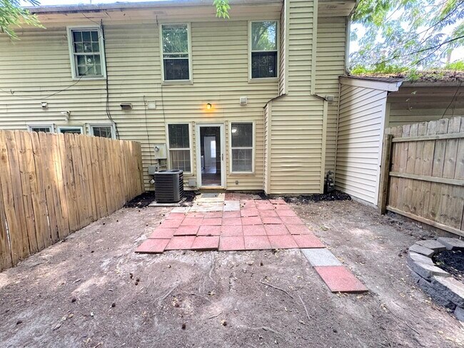 Building Photo - Come visit this cute 3 bedroom 1.5 bath in Chesapeake