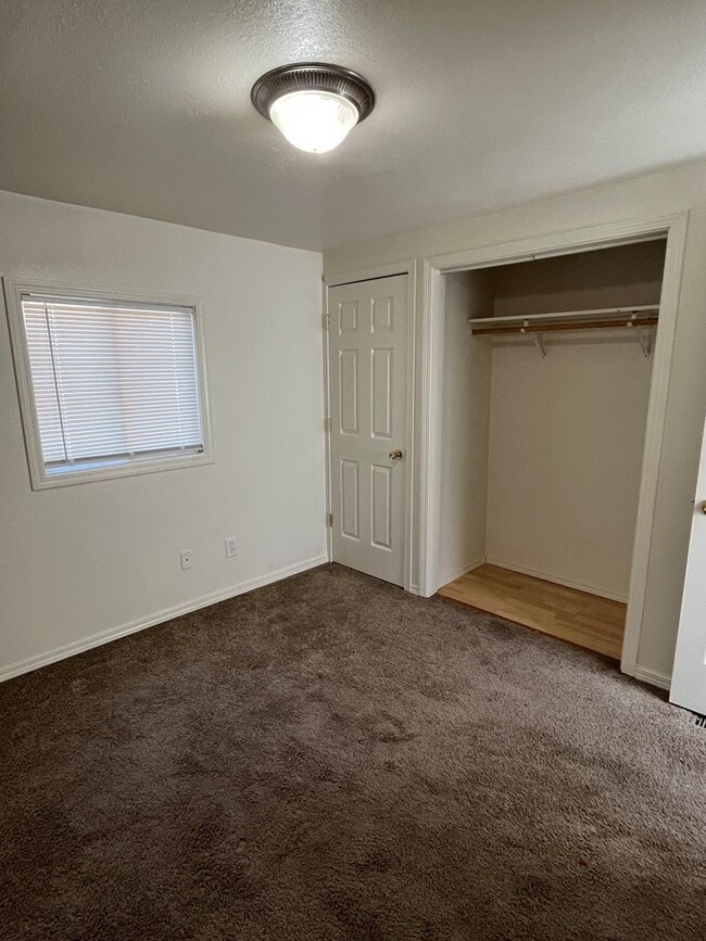 Building Photo - 2 Bedroom 1 bath in Suburbs