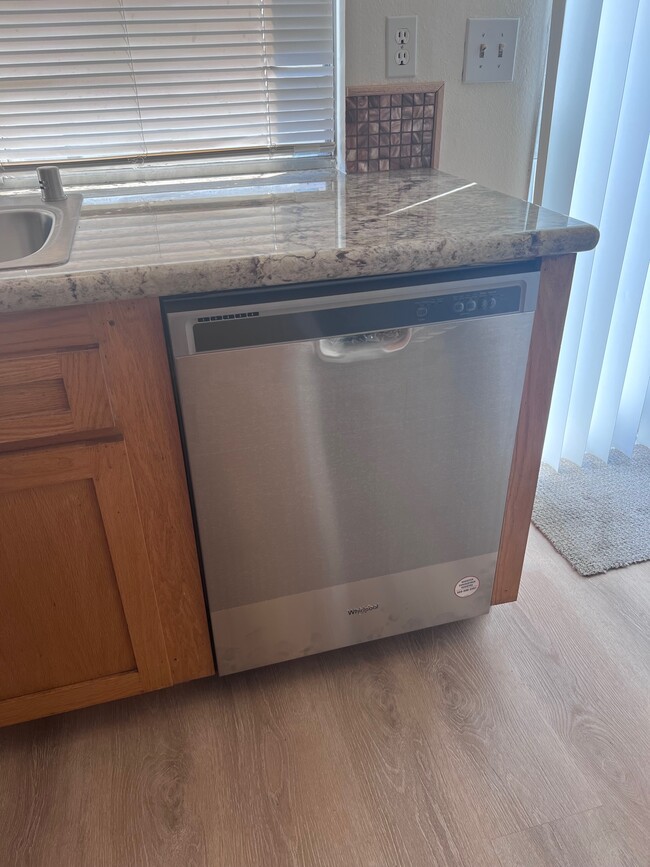 New stainless steel dishwasher - 2356 Canyon Park Dr