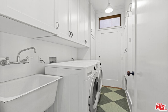 Building Photo - 813 Crestmoore Pl