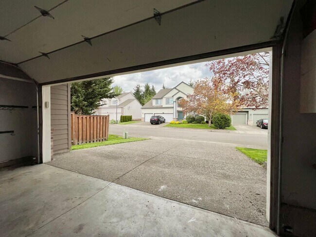 Building Photo - Spacious 4 Bed, 2.5 Bath House!