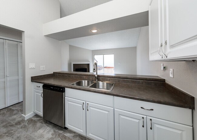 Building Photo - Lovely End Unit 2 Bed Condo, Centrally Located