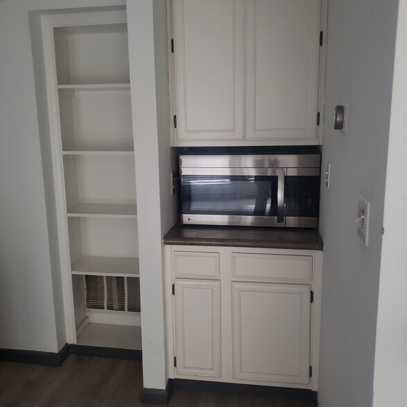 Kitchen Nook - 8426 Towneship Ln