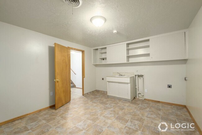 Building Photo - Beautiful Home in South Ogden!